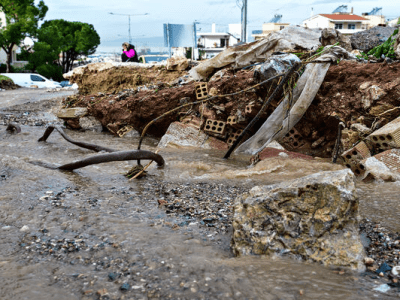 Για τις ανθρώπινες απώλειες και τις καταστροφές υπεύθυνη είναι η εγκληματική πολιτική της κυβέρνησης που αντιμετωπίζει την προστασία του λαού και τις αναγκαίες υποδομές ως κόστος